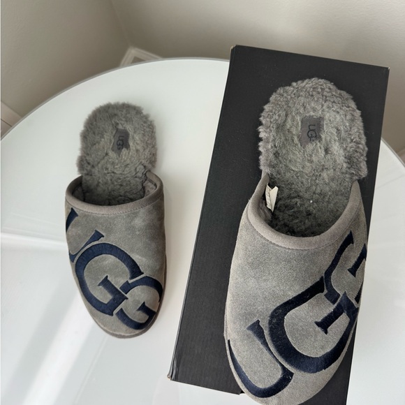 UGG Scuff Logo Slippers | Men’s 13 | Grey/Navy Blue | Suede & Sheepskin Insole - Picture 4 of 16